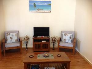 En TV eller et underholdningssystem på Seashell Beach Villa