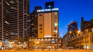 een gebouw met een bord erop in een stad bij Best Western Grant Park Hotel in Chicago