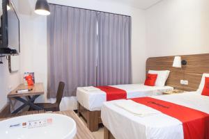 Ένα ή περισσότερα κρεβάτια σε δωμάτιο στο RedDoorz @ Wiyung 2