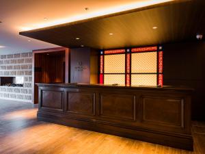 een rechtszaal met een houten bank en een glas-in-loodraam bij Hotel Sonia Otaru in Otaru +71 foto's