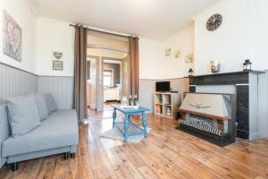 a living room with a couch and a fireplace at Charmant appartement met zicht Damse vaart @Brugge in Bruges