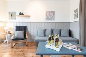 - un salon avec un canapé et des bouteilles de bière sur une table dans l'établissement Charmant appartement met zicht Damse vaart @Brugge, à Bruges