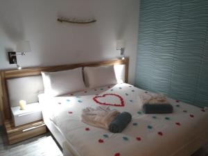 ein Schlafzimmer mit einem Bett mit einem Herz darauf in der Unterkunft Océan d'amour & spa in Saint-Vivien