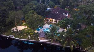 una vista aérea de una casa con piscina en Flamingo Boutique Hotel & Ayurvedic spa, en Mararikulam