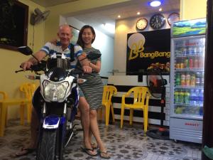 un hombre y una mujer sentados en una motocicleta en BangBang Motel, en Can Tho