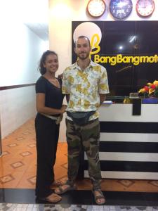 un hombre y una mujer de pie junto a un mostrador en BangBang Motel, en Can Tho