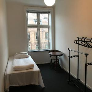 Habitación con cama, ventana y mesa. en Hotel Euroglobe en Copenhague