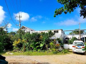 今帰仁村にある夢有民牧場の家の前に駐車した白車