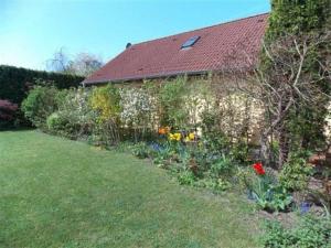 ein Garten mit Blumen vor einem Gebäude in der Unterkunft Ferienappartements Haus Fischersruh in Lauterbach