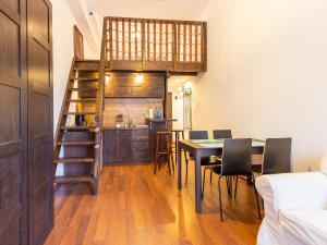 ミエンジズドロイェにあるRent like home - Slaviaのテーブルと椅子、キッチンが備わる客室です。