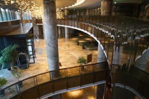 Blick auf die Lobby eines Gebäudes mit einer Brücke in der Unterkunft Fulitai International Hotel in Yantai