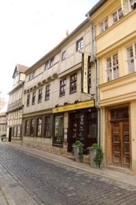 un bâtiment situé sur le côté d'une rue dans l'établissement Hostel & Hotel Samocca, à Quedlinbourg