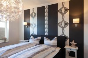 um quarto com 2 camas e uma parede em preto e branco em Ferienwohnung Bodil em Handewitt