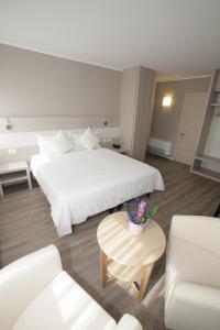 une chambre d'hôtel avec deux lits et un canapé dans l'établissement Hotel Europa, à Marostica