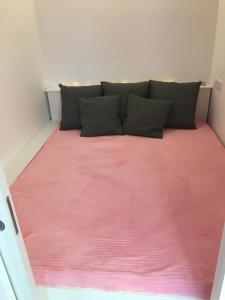 Ένα ή περισσότερα κρεβάτια σε δωμάτιο στο Rose Central Apartment