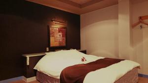 福知山的住宿－艾內阿羅哈酒店（僅限成人），一间卧室,卧室内配有一张大床
