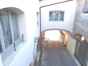 un callejón en el lateral de un edificio con ventana en Acetylene B&B en Rapolano Terme