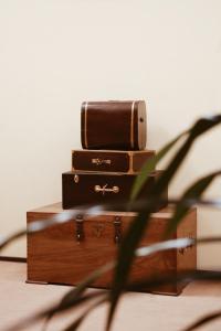 un montón de maletas sentadas encima de una caja de madera en Mаgellan House, en Bor