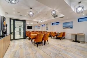 TV a/nebo společenská místnost v ubytování Hotel Scala d'Oro