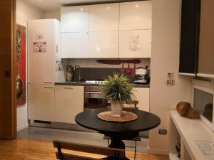 A kitchen or kitchenette at EcoHouse & BioVeg Café