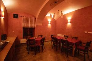 una sala da pranzo con tavoli e sedie rossi di Penzion U řízků a Rapotín