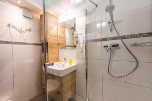 a bathroom with a shower and a sink at RentPlanet - Apartament Czecha in Świeradów-Zdrój
