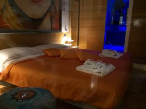 A bed or beds in a room at EcoHouse & BioVeg Café