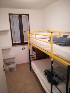 Zimmer mit 2 Etagenbetten und einem Fenster in der Unterkunft happy sun apartment in Castelsardo