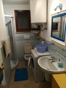 ein Badezimmer mit einem Waschbecken und einer Waschmaschine in der Unterkunft happy sun apartment in Castelsardo