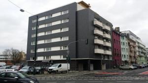 Un edificio negro en una calle de la ciudad con coches aparcados. en My Sweet Apartment Ferien & Messe Wohnung Düsseldorf re, en Düsseldorf 10 fotos más