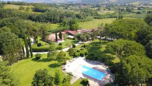 una vista aérea de un complejo con piscina en Montebelli Agriturismo & Country Hotel, en Caldana
