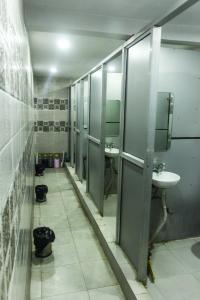 Koupelna v ubytování Comfort Stay Hostel + 29 fotografií