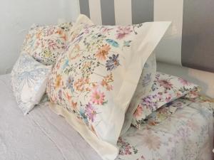 Una cama con dos almohadas encima. en La Casa de la Higuerita en Fuengirola