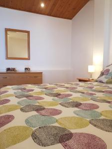 سرير أو أسرّة في غرفة في Chalet Tiziana ~ Una veranda sul mare ~