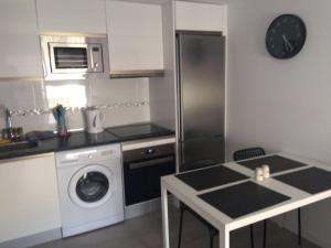małą kuchnię z pralką i pralką w obiekcie Exclusive Vista Bristol w Corralejo