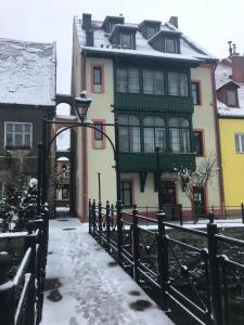 コバリにあるApartament Karkonoski w Kowarachの雪の灯る建物