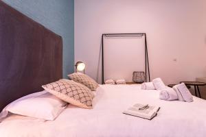 Posteľ alebo postele v izbe v ubytovaní Málaga Central Suites