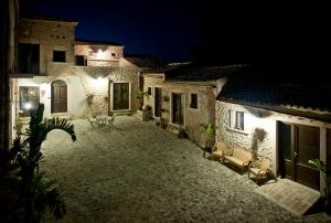 a courtyard of a house at night at Agriturismo Baglio San Nicola in Naro
