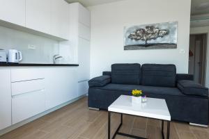 un soggiorno con un divano e un tavolo di Apartments & Rooms Villa Casia a Novalja (Novaglia)