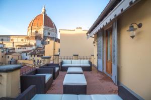 フィレンツェにあるヨーム ユア ホーム イン フローレンスのソファ付きのバルコニーが備わり、建物の景色を望めます。
