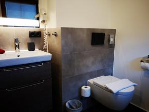 Koupelna v ubytování Hotel Aschauer Hof z'Fritzn