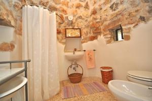 Koupelna v ubytování Trullo Dei Beneficati by Salento Affitti