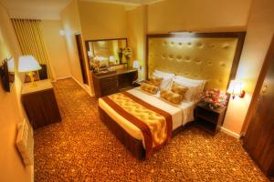 Postel nebo postele na pokoji v ubytování The Queensburry City Hotel + 22 fotografií