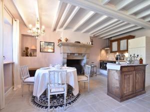 uma sala de jantar com uma mesa e uma lareira em Modern Holiday Home in La Barre-de-Semilly em La Barre-de-Semilly