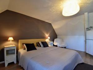 Ліжко або ліжка в номері Modern Holiday Home in La Barre-de-Semilly