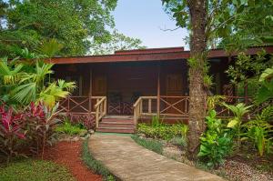 una casa con una pasarela delante de ella en Pachira Lodge, en Tortuguero