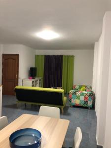 維辛達里奧的住宿－Islas Malvinas 39 Atico F，客厅配有绿色沙发和椅子