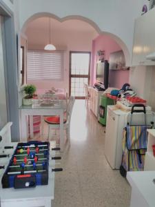 una cucina con pareti rosa e un tavolo in una stanza di Yiota's Cute Studio a Paphos