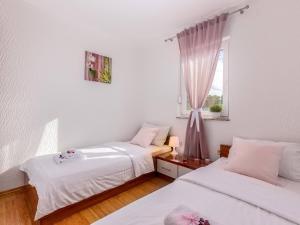 Giường trong phòng chung tại Comfortable Apartment in Crikvenica Croatia with Jacuzzi