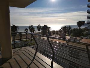 balcón con vistas a la playa y al océano en Apartamentos Deluxe Playa Norte, en Peñíscola